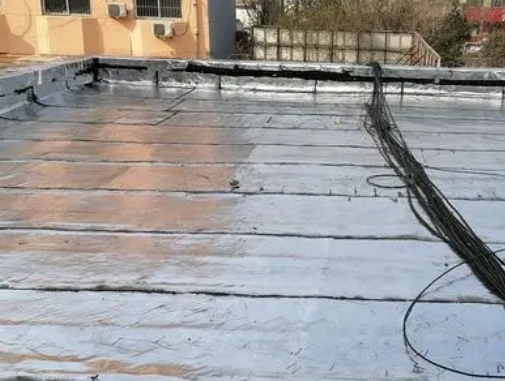 西青卫生间漏水维修公司分享下西青屋面楼顶防水刚性防水层施工要点。